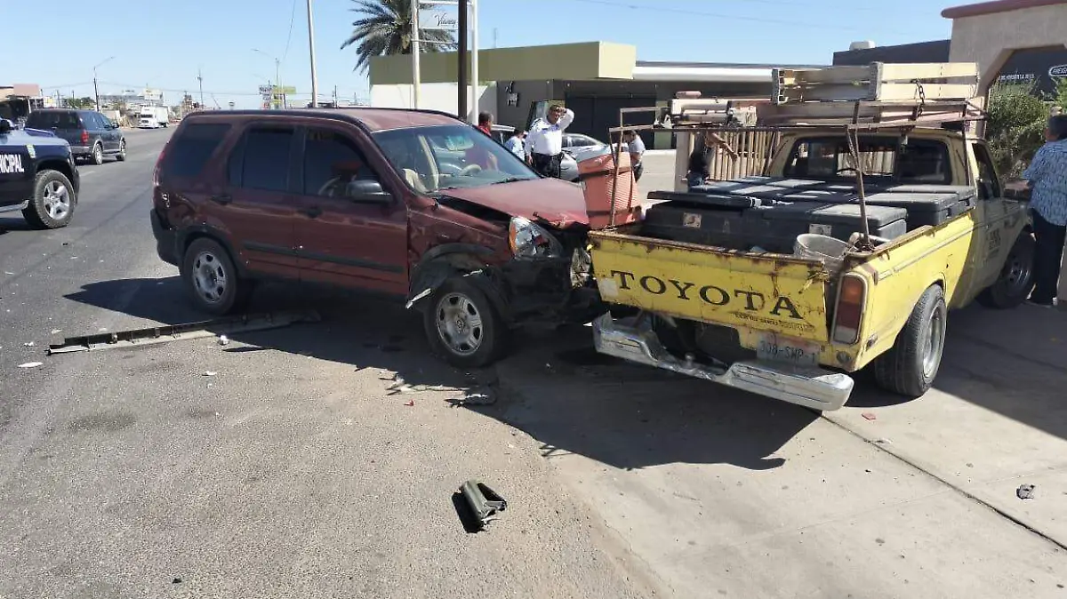 Por la avenida Obregón y calle 27, ayer ocurrió fuerte choque de vehículos, en el que hasta un tráiler resultó afectado, perro no hubo personas lesionadas.